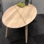 Massief eikenhout ovale salontafel met ronde schuinstaande houten poten