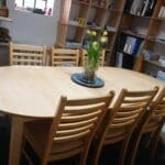 Aanbieding ovale beuken eettafel met 6 stoelen